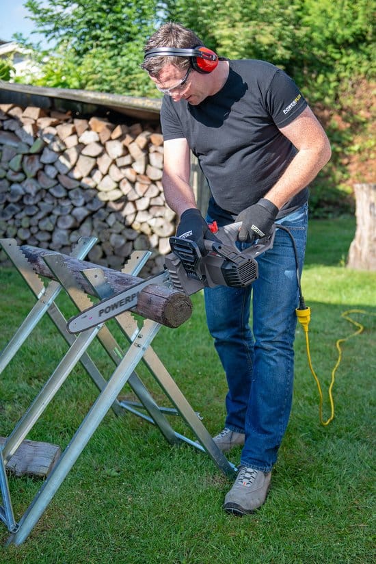 Powerplus POWEG10100 Elektrische kettingzaag - 2000W - Zwaardlengte 350mm - Automatische kettingsmering - Incl. 1x ketting en 1x zwaard - Afbeelding 4