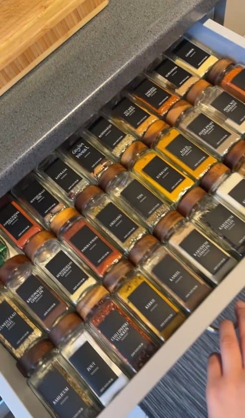 Soothe 24 Glazen Kruidenpotjes Vierkant met Acacia Deksel – 2 Soorten Strooideksels – Kruidenstrooier – Compleet Pakket incl Kruidenpotjes... - Afbeelding 2