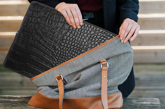Laptophoes 17 inch - Leer - Structuur - Zwart - Grijs - Laptop sleeve - Binnenmaat 42,5x30 cm - Reisbenodigdheden - Afbeelding 2