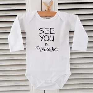 Baby romper met tekst-zwangerschap aankondiging Zwangerschapsaankondiging 2023 geboren maand See you in November | Lange mouw | wit | maat 50/56 |...